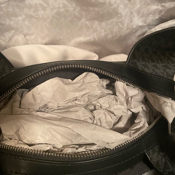 NWT BEAUTIFUL MICHAEL KORS SHOULDER BAG WITH THREE COMPARTMENTS. - Picture 6 of 11